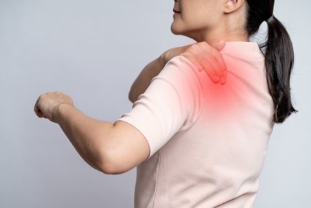 woman with back shoulder pain